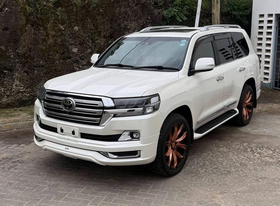 タイム Toyota Land Cruiser V8 ZX Modal 2020 CC 4600cc Petrol Km 81500 Tv