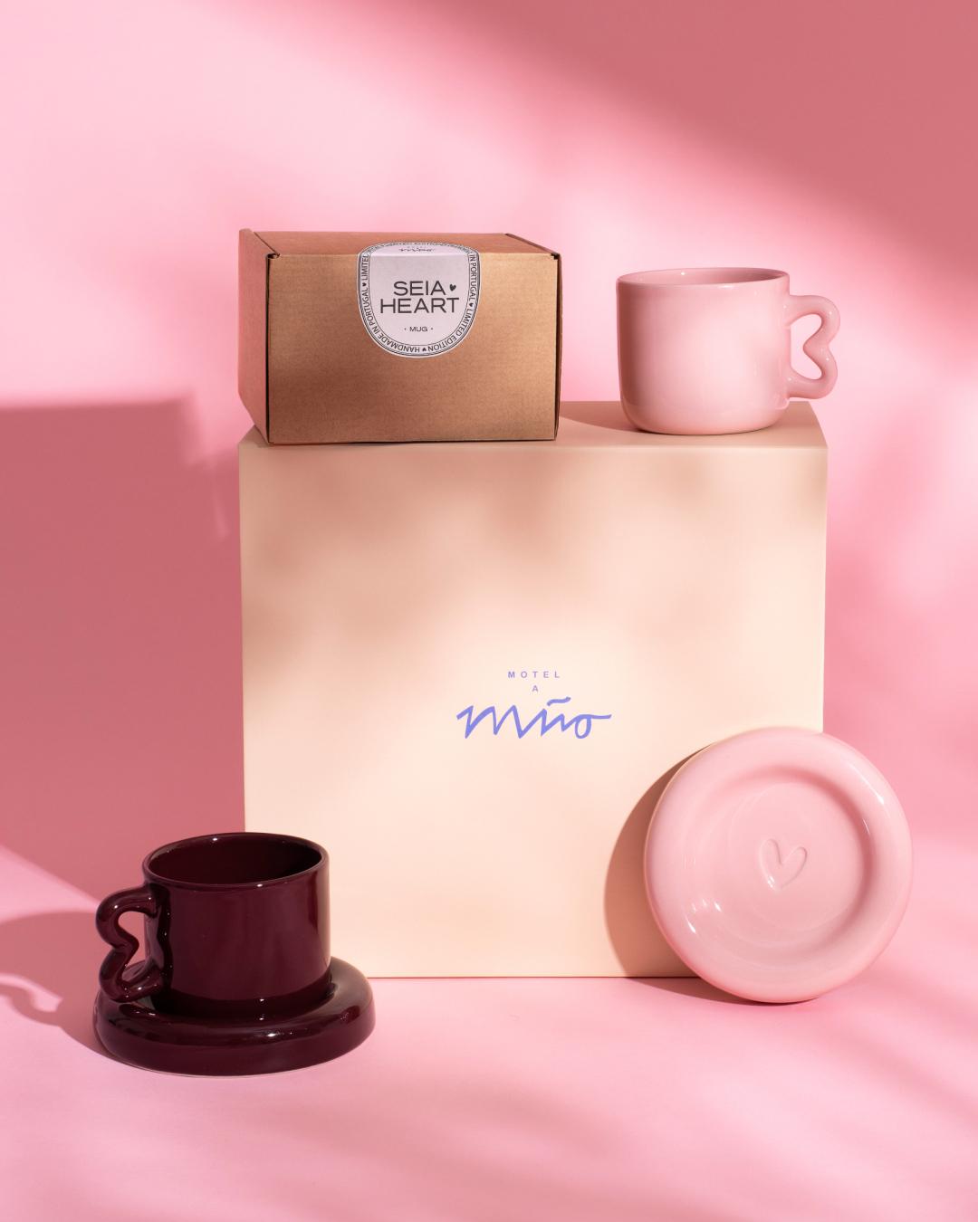 Hot and Trending: Burgund 🍷 Unsere neue Seia Tasse und Untertasse in Burgund verbindet den Farbtrend des Jahres mit dem süßen Herzdetail, das wir so lieben. Einzeln oder im Geschenkset – mit