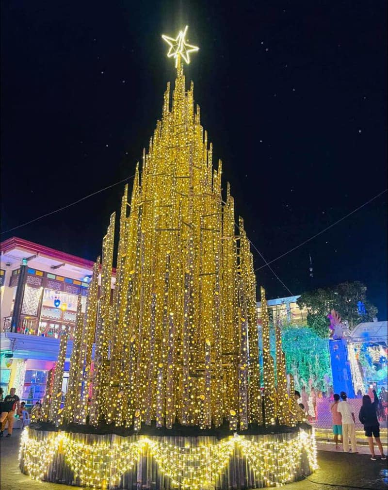 Discover ASEAN - 🇵🇭🎄 | A giant Christmas tree made from... | Facebook