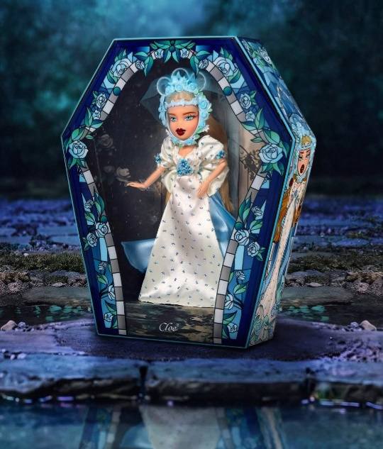 cloe bratz doll blue dress X Rodarte 🫦💐 💐Cloe exudes romantic elegance in an ivory satin gown with voluminous sleeves, floral appliqués, and sky-blue train, complemented by a floral headpiece and veil for a dreamlike Petite Black Cowl Neck <Choose> Cloe accessorizes with a Size:9 - 12 months