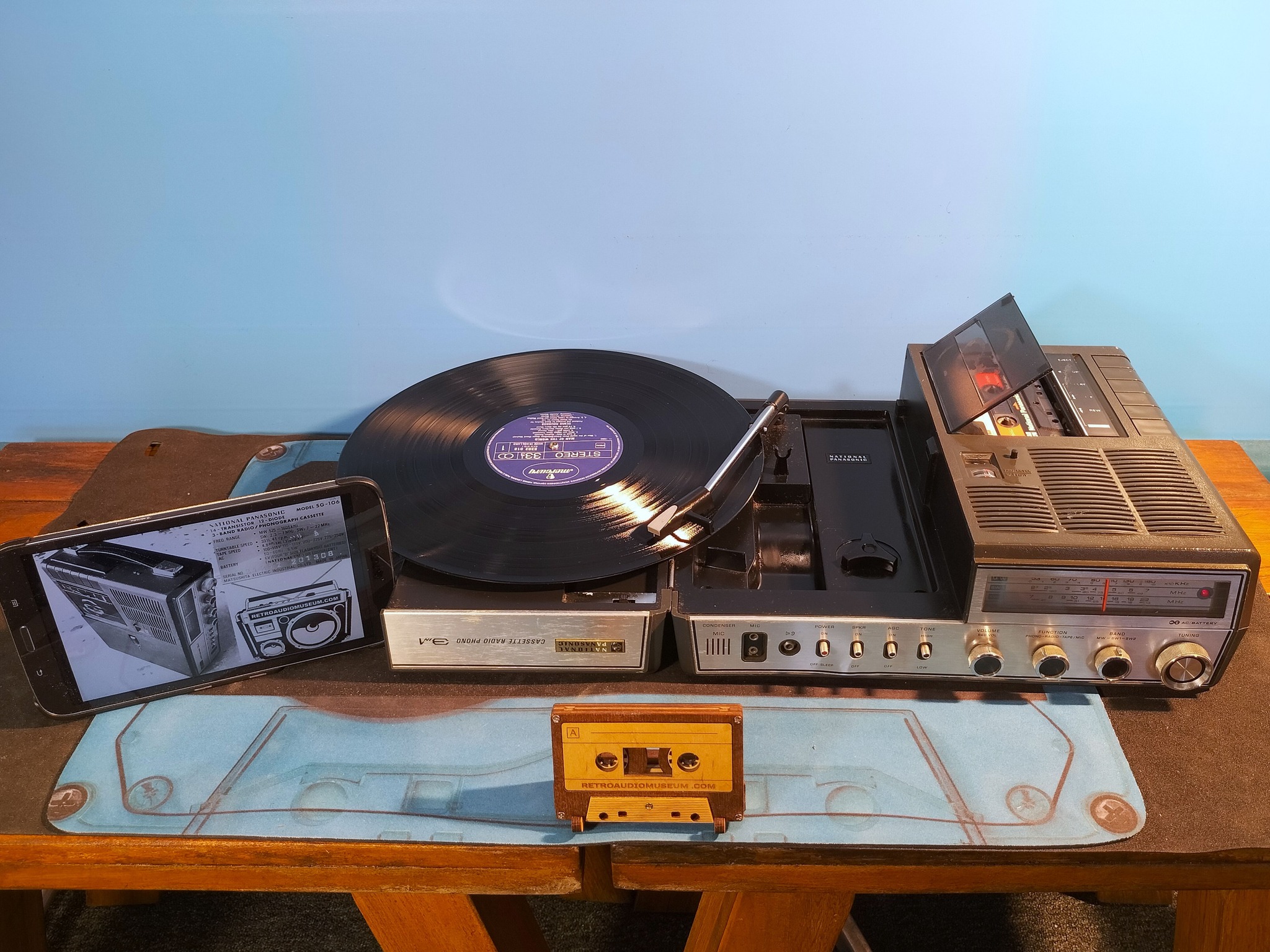 a vintage HITACHI C6-640, a portable device that combines a color