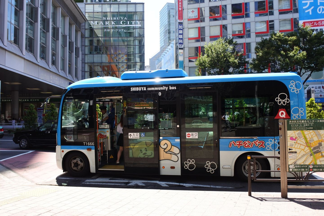 Shibuya_Tokyu Hotels - A small non-step bus that is friendly to all ...