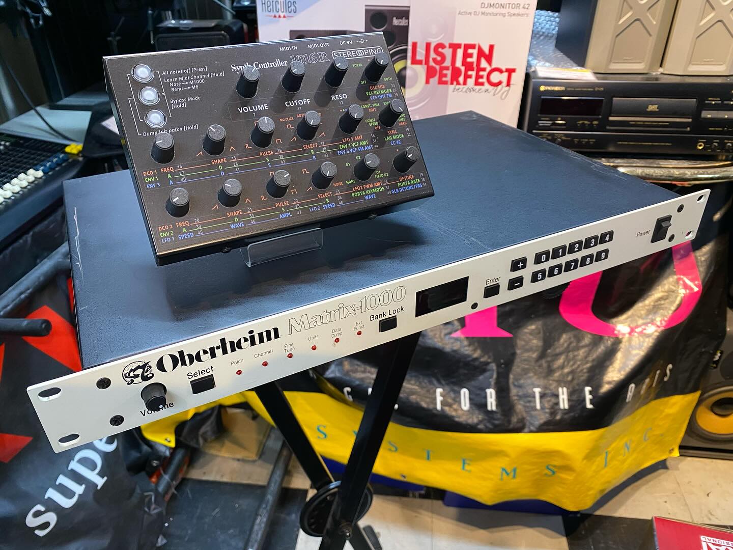 Oberheim Matrix-1000 white（1987）,STEREOPING 1016R 6ボイス、12DCO 