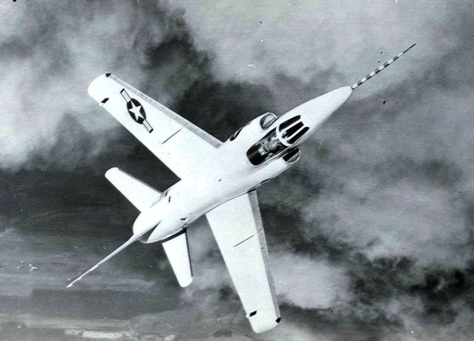 Naval History & Heritage Command - A Grumman F11F-1 Tiger Supersonic ...