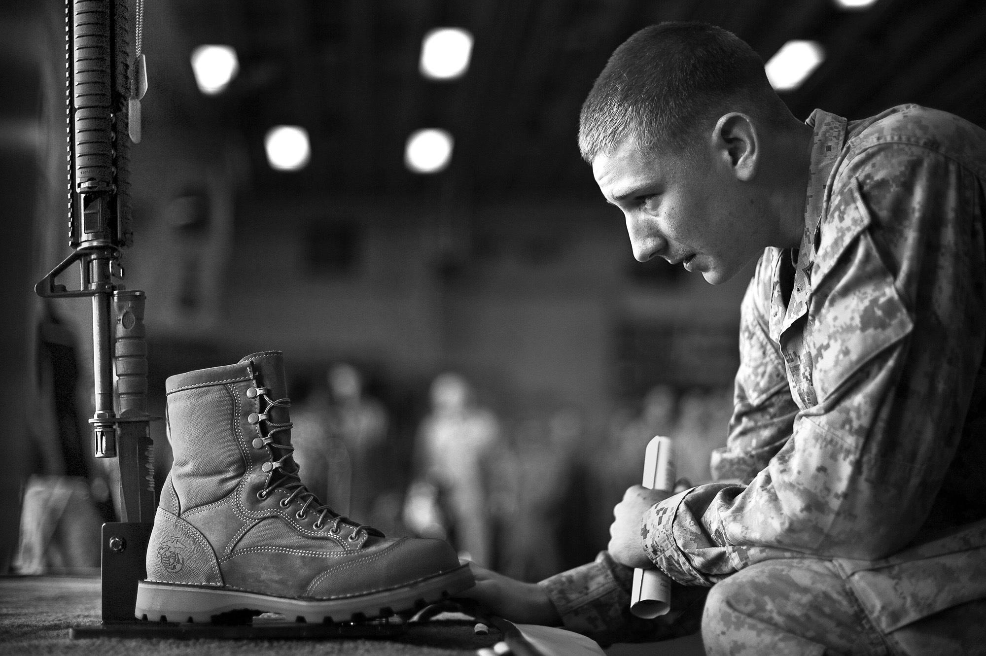 U.S. Marine Corps - FINAL FAREWELL Lance Cpl. Kyle Draper kneels before ...