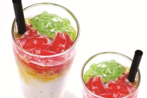 瓦城泰國料理thai Town Cuisine 人氣招牌甜點 ㄍㄨㄐㄧㄡ西米露 在椰漿西米露中加上酸甜的鳳梨與ｑ滑椰果 充滿熱帶水果的香甜滋味 沁涼有勁 充分攪拌之後 吸 上一口 讓人眉開眼笑的說 好好喝喔 Facebook