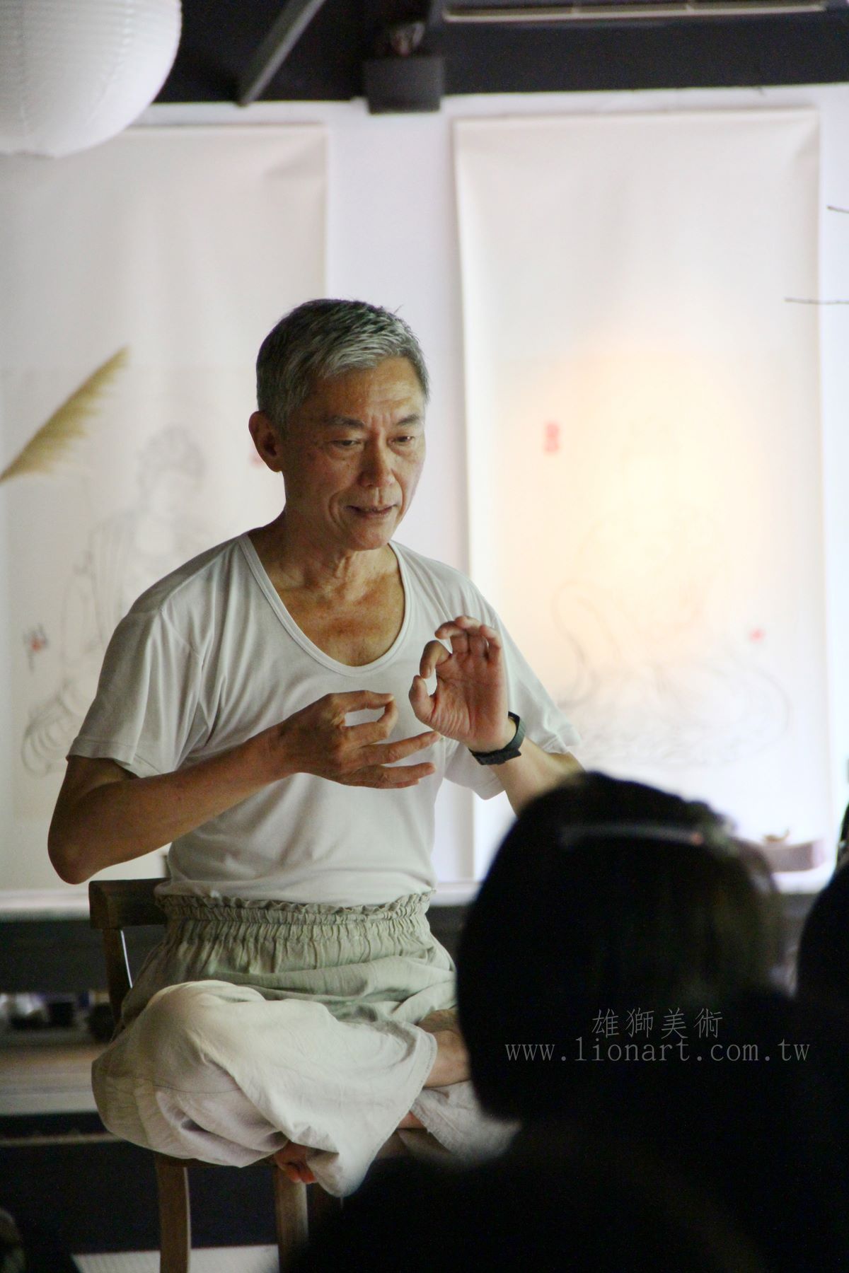 雄獅美術 - 【手勢之美】手中無繩，卻像解繩，奚淞老師示範一個解開心中煩惱之結的手勢，稱作「說法印」或「解結手」，源自於佛陀向眾生傳達佛法時的 ...