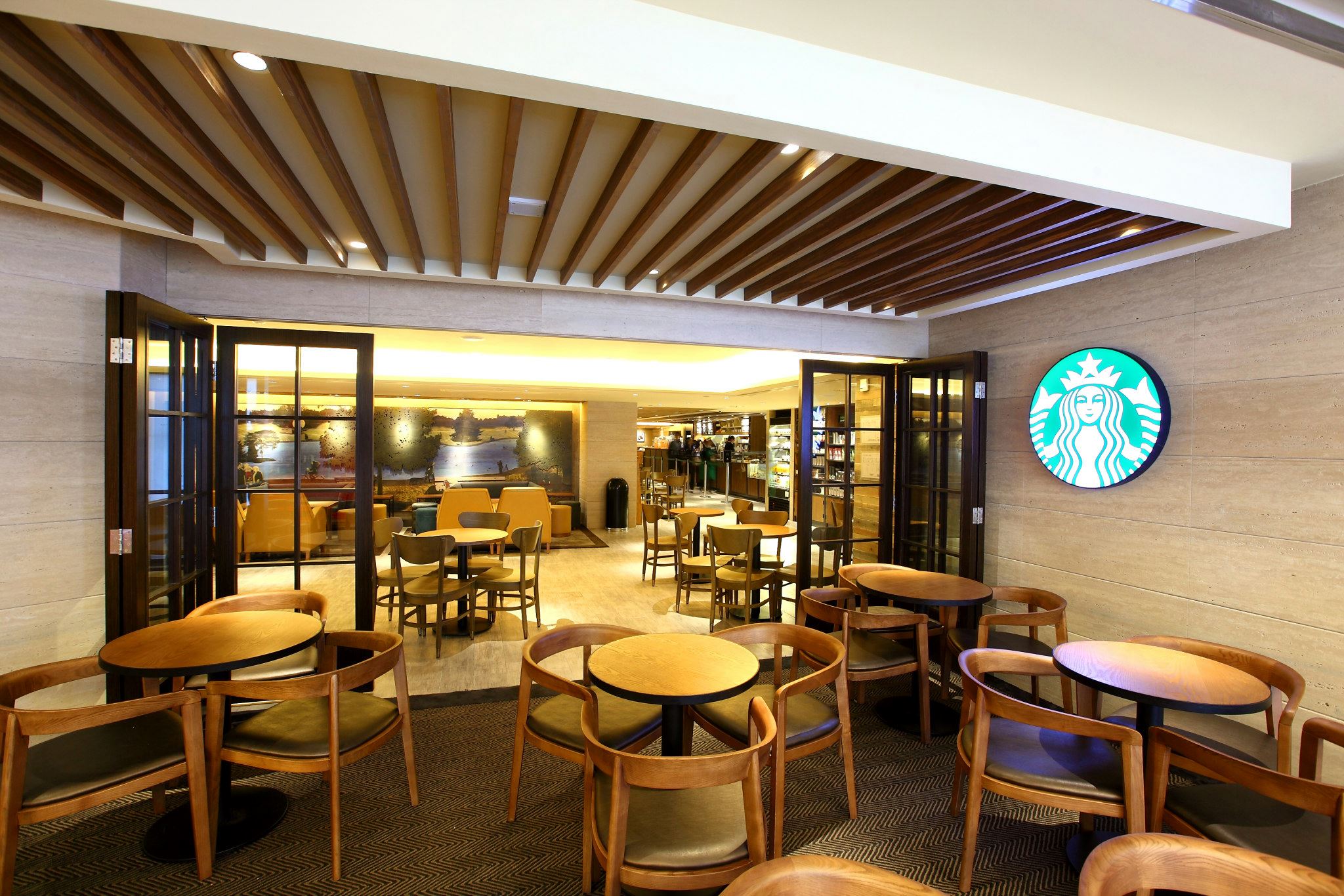 Starbucks - 經重新裝修的歷山大廈星巴克分店讓您於更寬敞、更舒適的環境中享受味道細緻的優質咖啡。 The newly ...