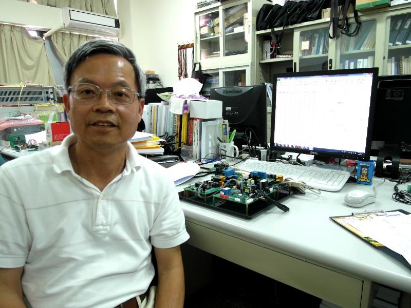 義守大學 - 冷氣省電新突破 義大電機陳朝順開發小型控制板控溫 以電線取代紅外線或網路傳達指令...