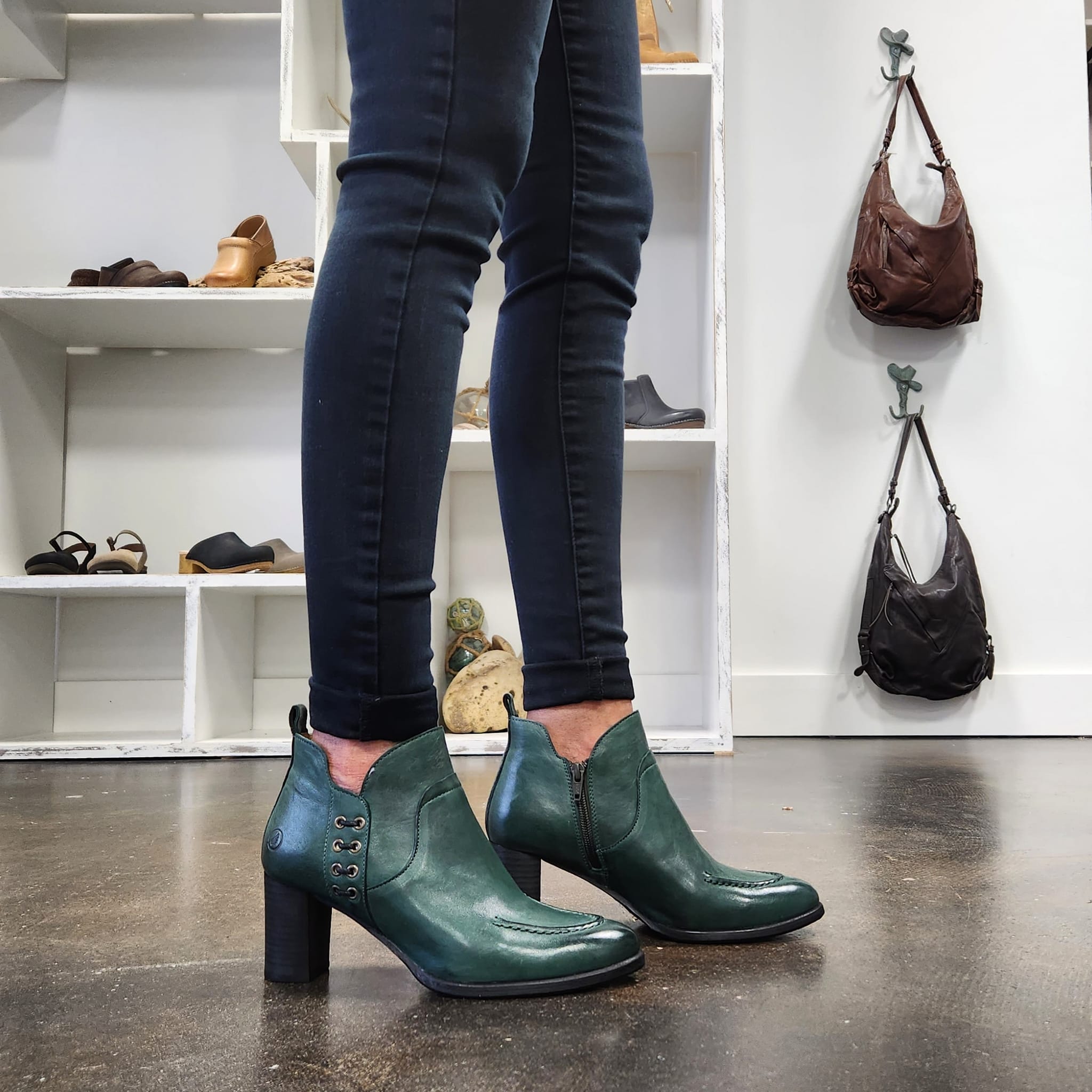 hunter green dress what color shoes With mididresses