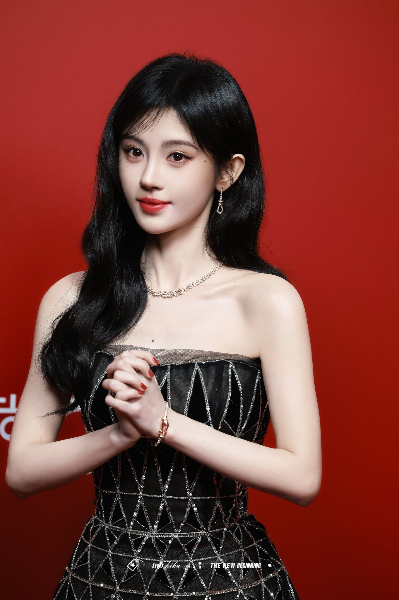 JuJingyi takes the cover of Cosmopolitan China - June 2025.❤️🖤