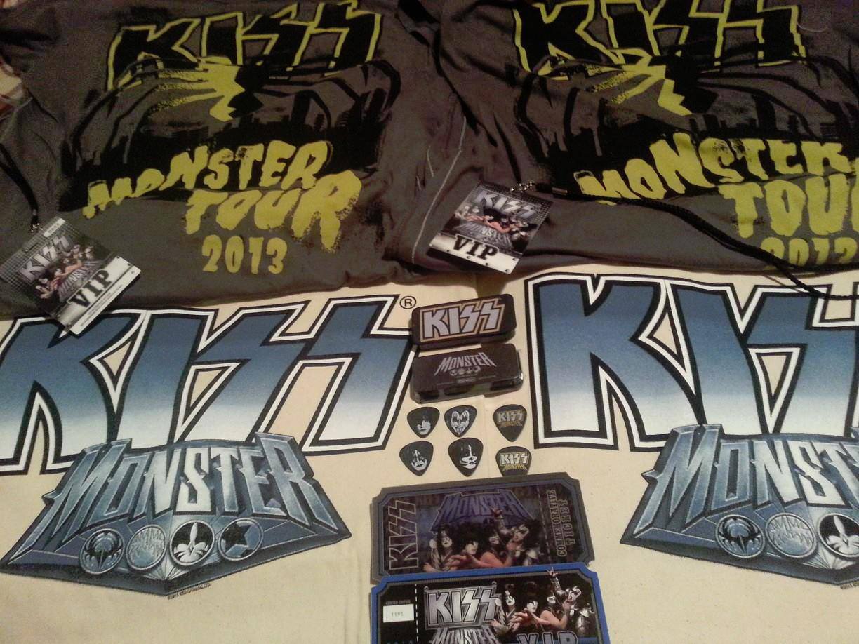 KISS - KISS VIP TOUR MERCHANDISE PACK Finally got my vip packages
