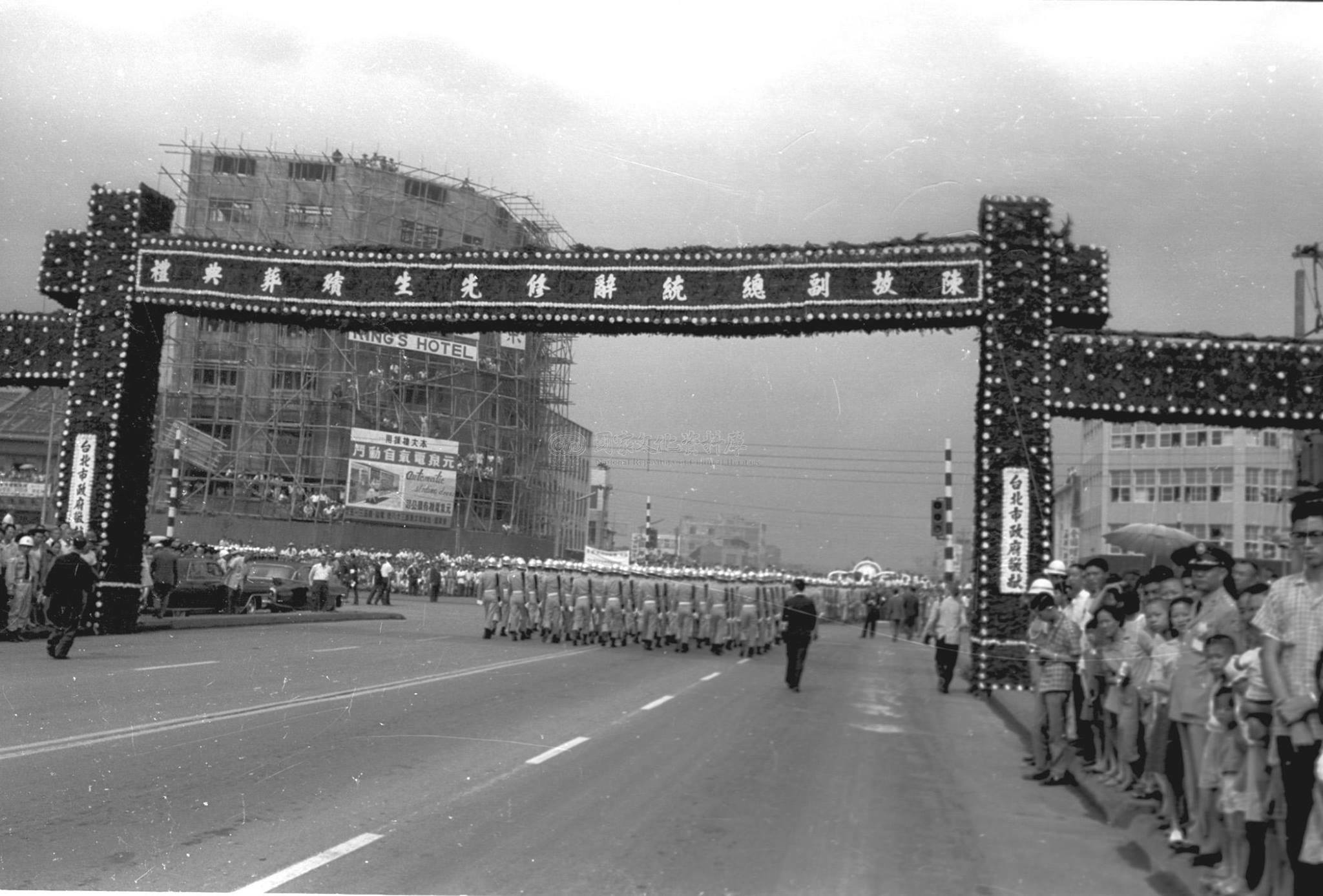 張哲生 50年前的台北市民權中山路口 當時民權西路與中山北路口的京華大飯店正在興建中 Facebook
