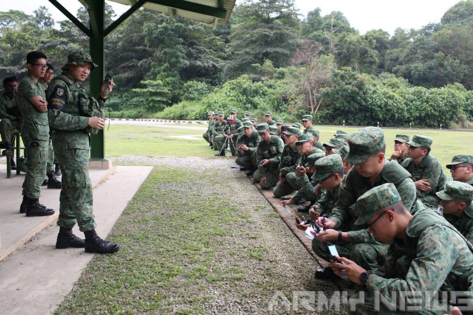 The Singapore Army - The Conducting Officer giving the RCC trainees a ...