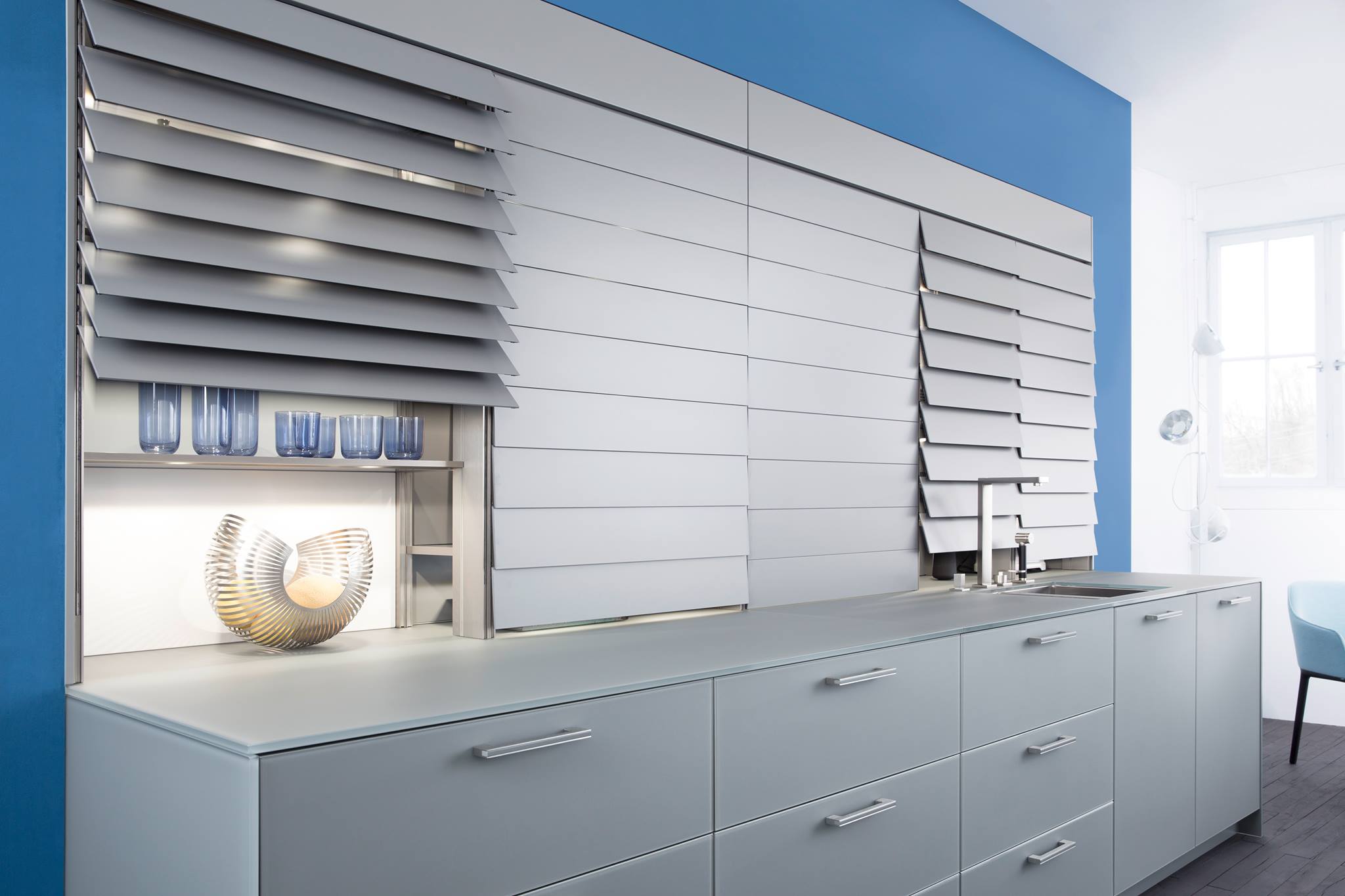 HOME DELUXE 弘第 - LEICHT的Xtend+推出全新的金屬材質電動百葉門，呼應鋁合金軌道框架的設計與L... | Facebook