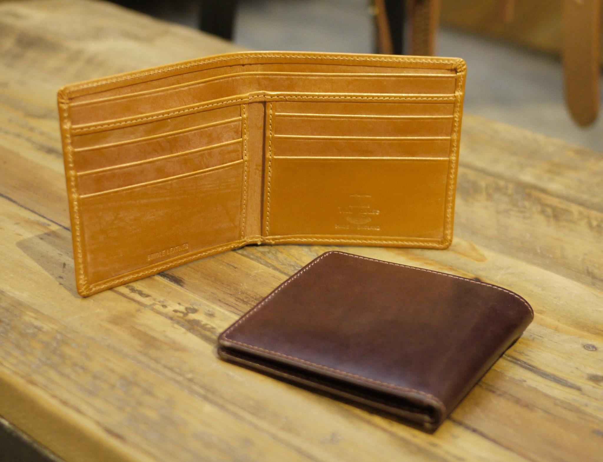 Whitehouse Cox – Bridle Leather Billfold Wallet 於1875 年創立的