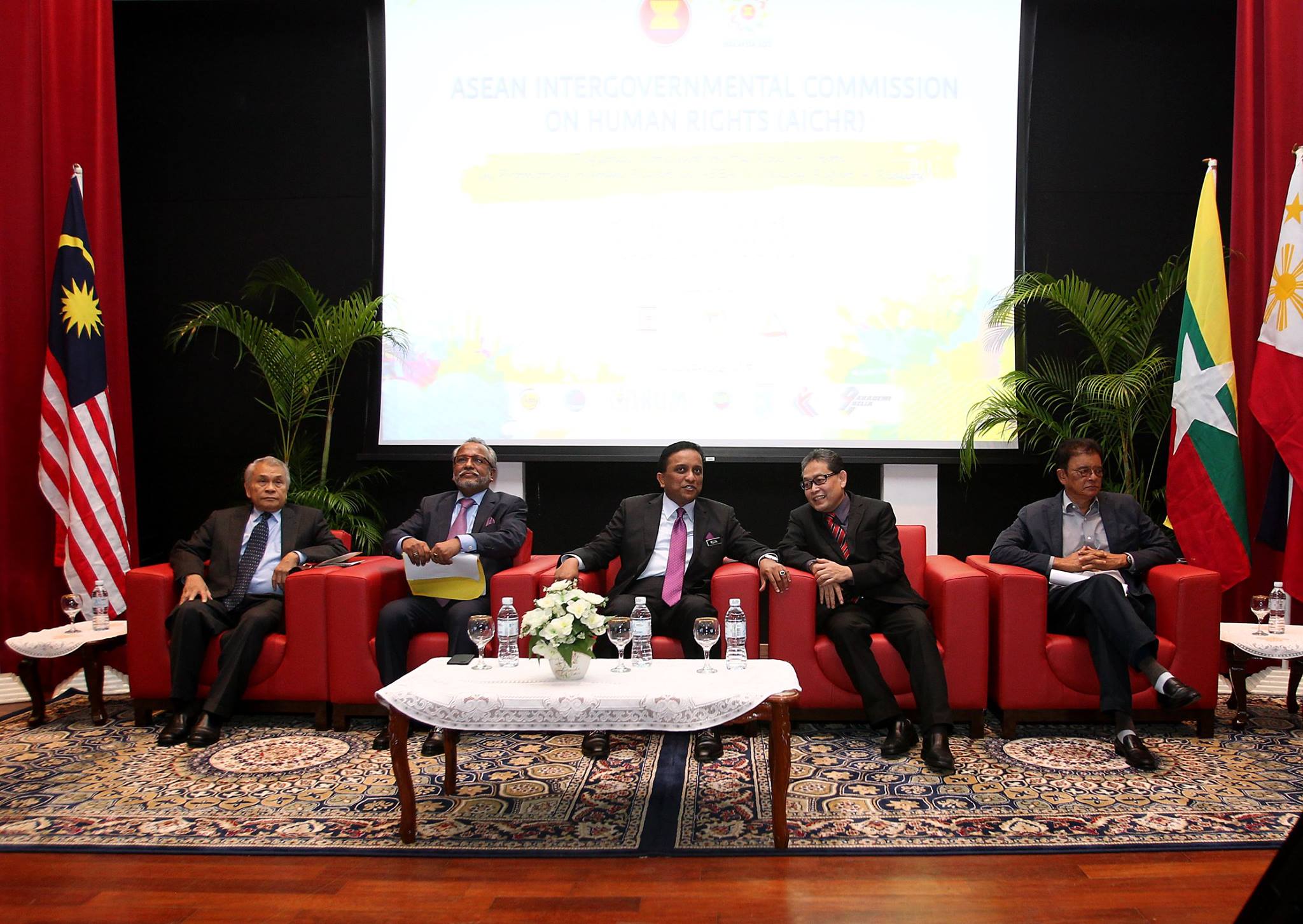 Universiti Malaya - Left to right: 1. YBhg. Tan Sri Hasmy Agam, Chair ...