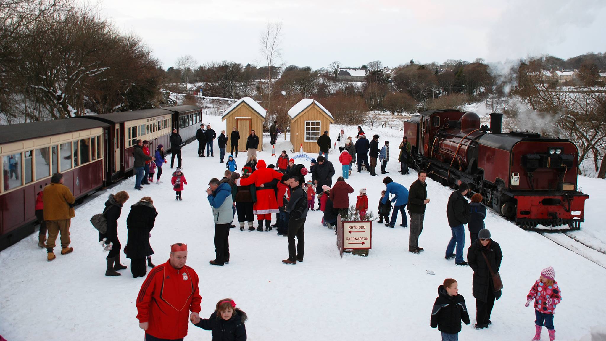 ffestiniog-welsh-highland-railways-santa-train-at-waunfawr-on-the