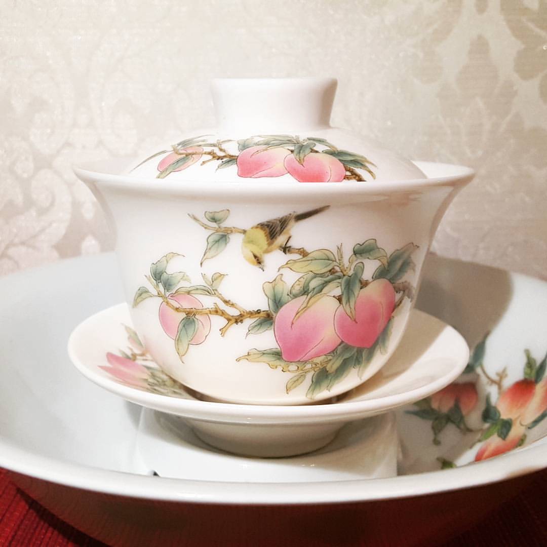 Tea - 古瓷寿桃盖碗杯Beautiful intricate painting on this porcelain