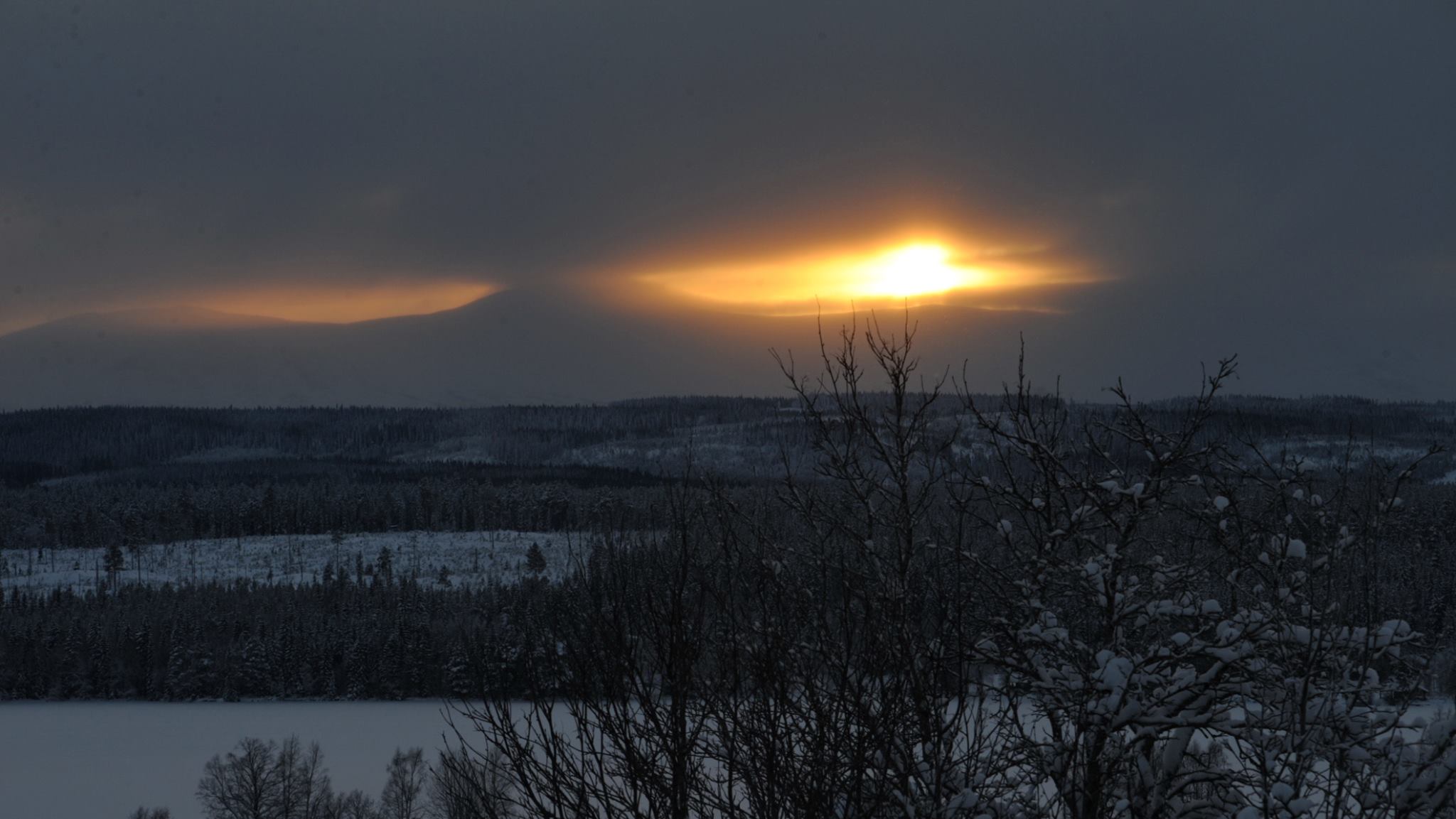 Oviksfjällen - Idag hade vi hoppats på klart väder över fjällen. Molnen ...