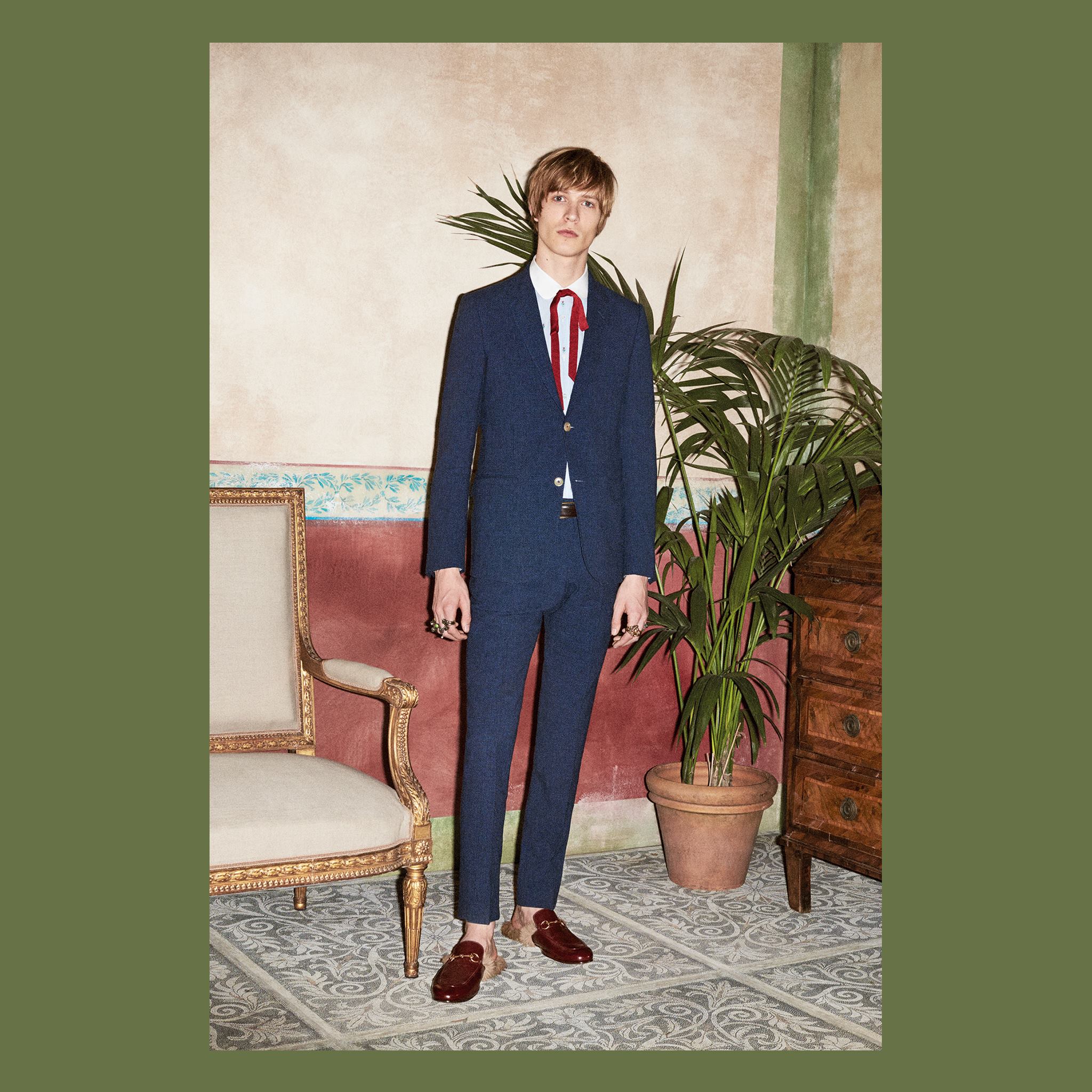 Gucci - The Monaco suit with a sky blue fil coupé round collar 