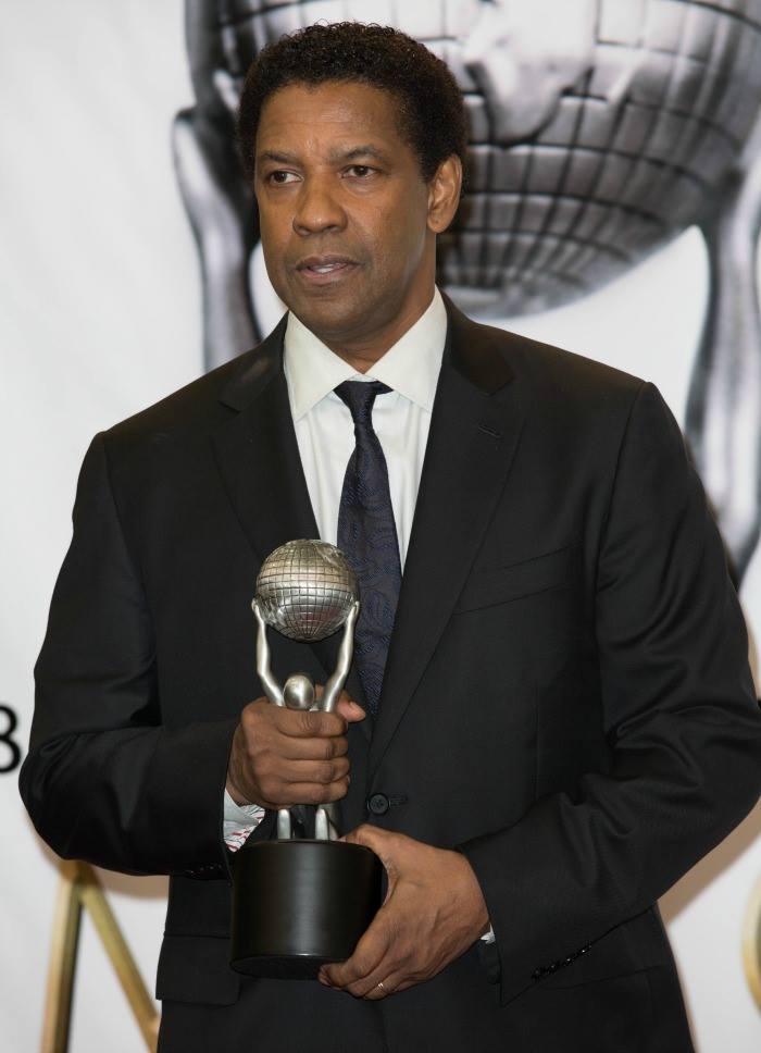 Nofi La Facilite Est Une Plus Grande Menace Que L Adversite Denzel Washington Qui A Remporte L Award Du Meilleur Acteur Dans Un Film Lors Des 48eme Naacp Image Awards Facebook