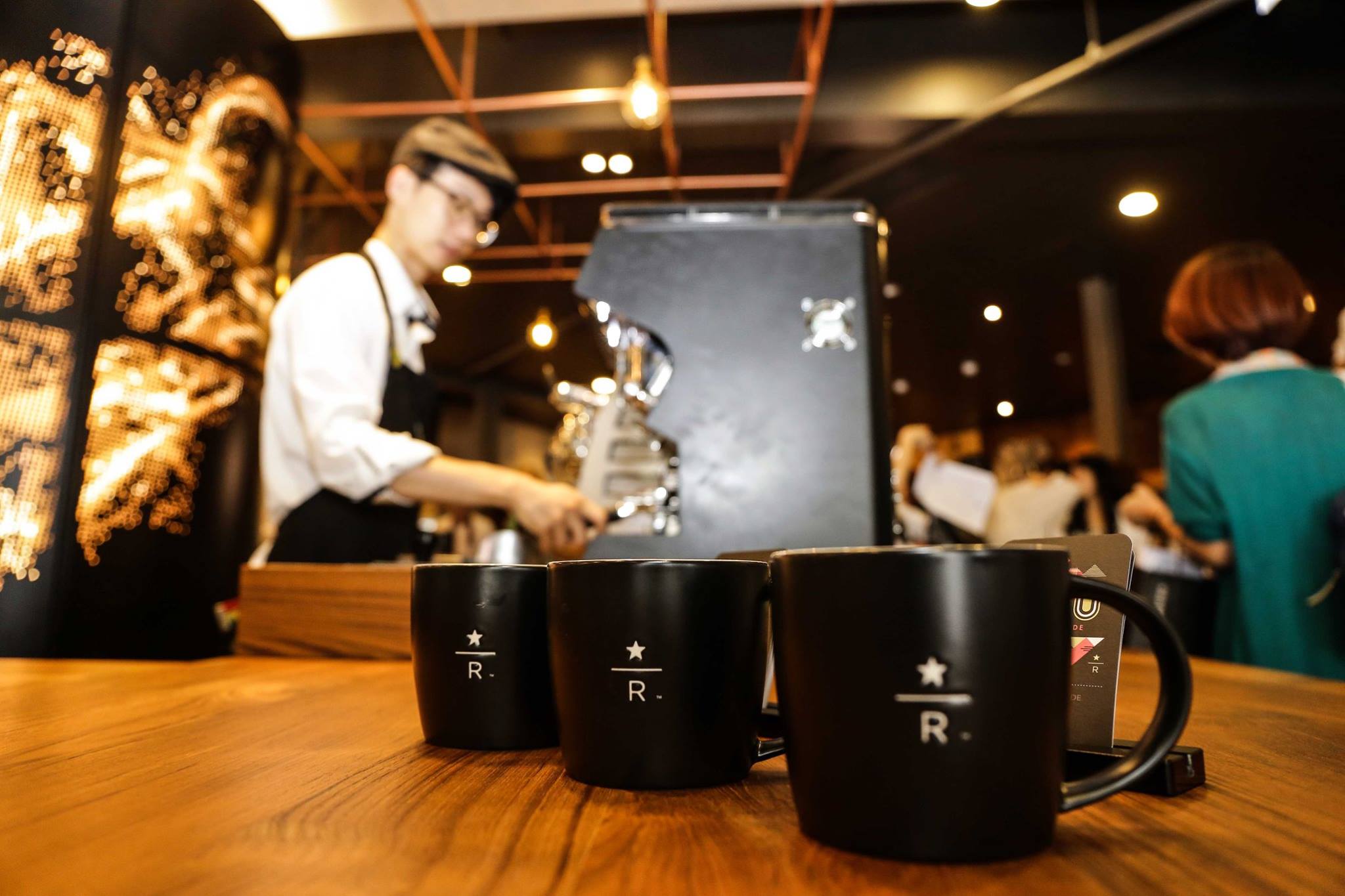 星巴克咖啡同好會(Starbucks Coffee) - 星巴克龍門門市 盛大開幕了 你開始你的龍門咖啡之旅了嗎？ 川流不息的人潮中 熱鬧的 ...