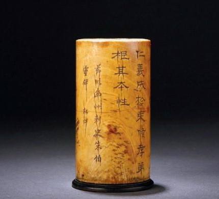 大清康熙年製 辰砂大筆筒 典藏】清代青花笔筒文房器具的增值幅度最高，其中康熙青花大笔筒特别引