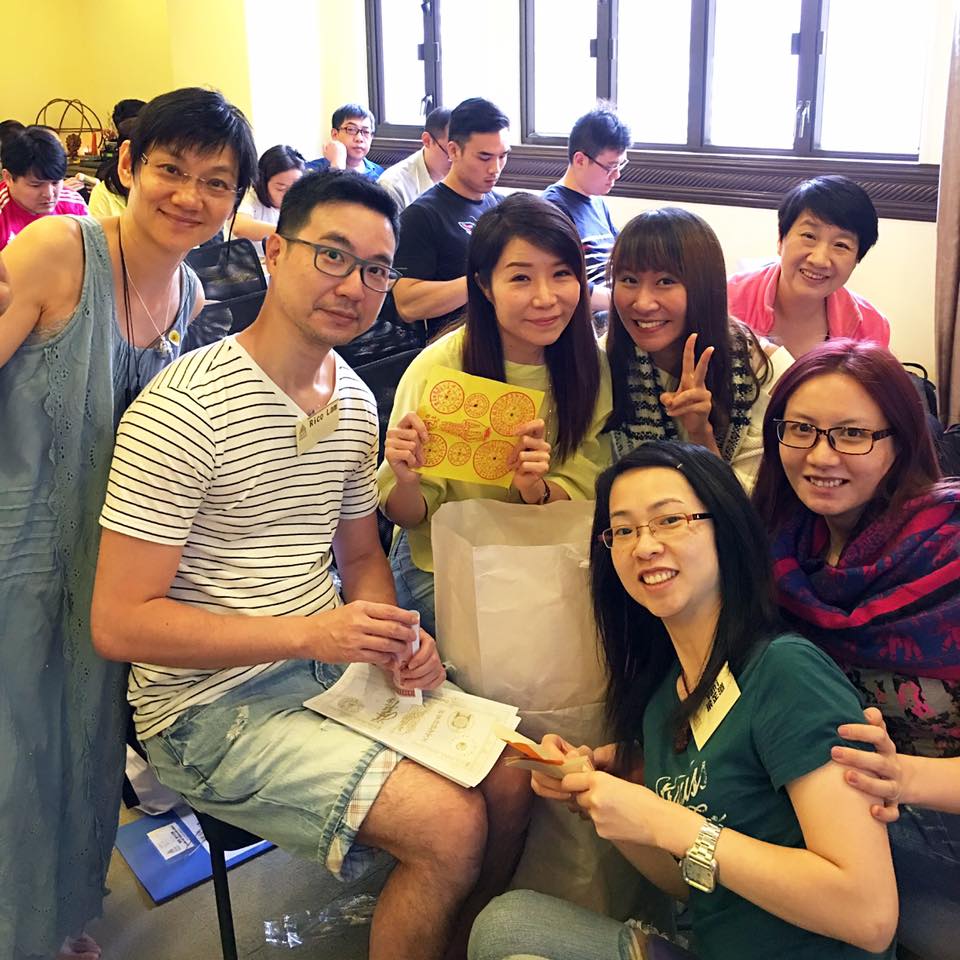 今年重陽節，中心順利舉辦《祭祖》，同學們在課程裡開心地製作自己的「附薦包」給... - 顧修全博士 Dr. John Koo