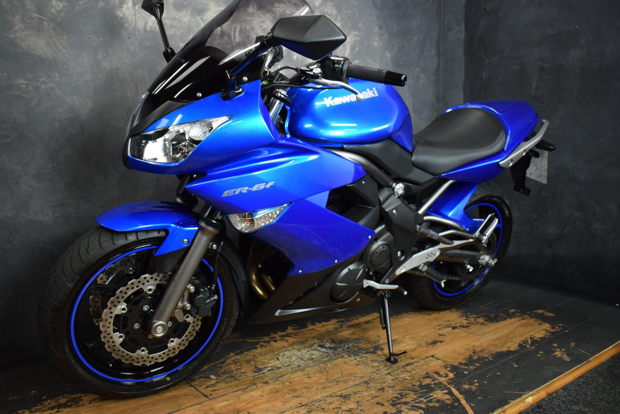 Se vende linda Kawasaki er6n 2014 tel 63036938
