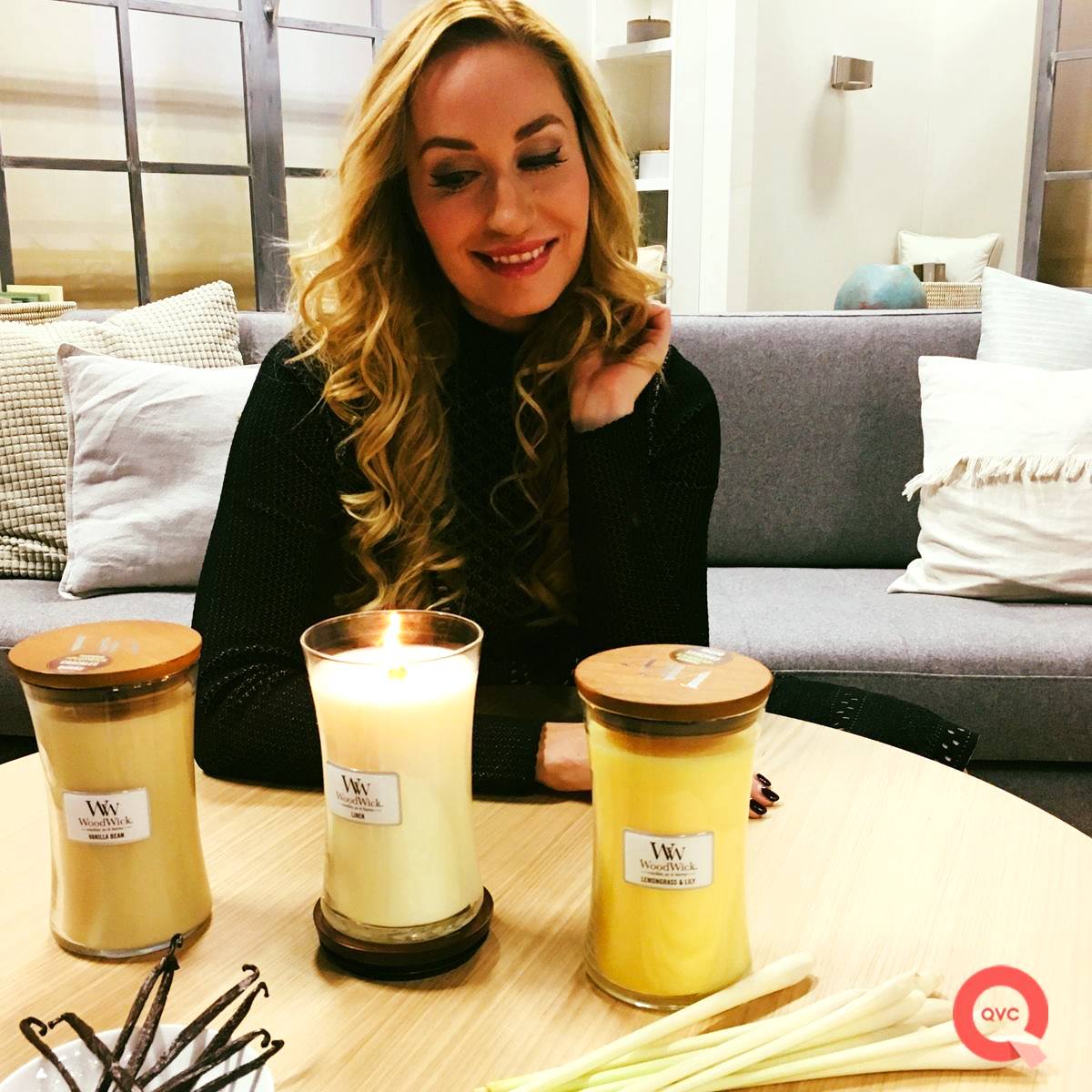 QVC - Mode- und Lifestyle-Expertin Elna-Margret zu Bentheim liebt die knisternden Duftkerzen von WOODWICK.🕯️Entdecke - neu bei QVC