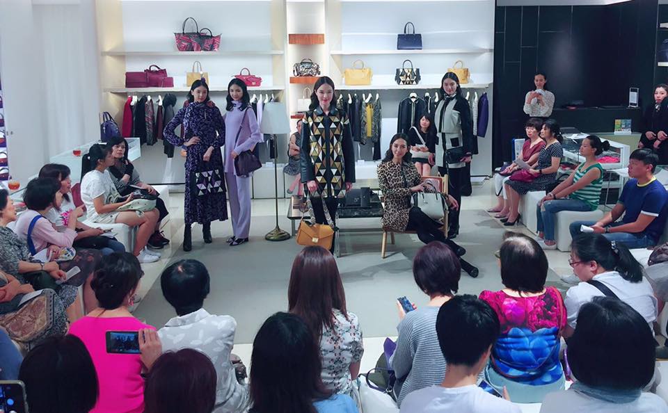 伊林 EeLin - -Eelin Fashion-LONGCHAMP 由名模吳品萱 SHIRLEY WU... | Facebook