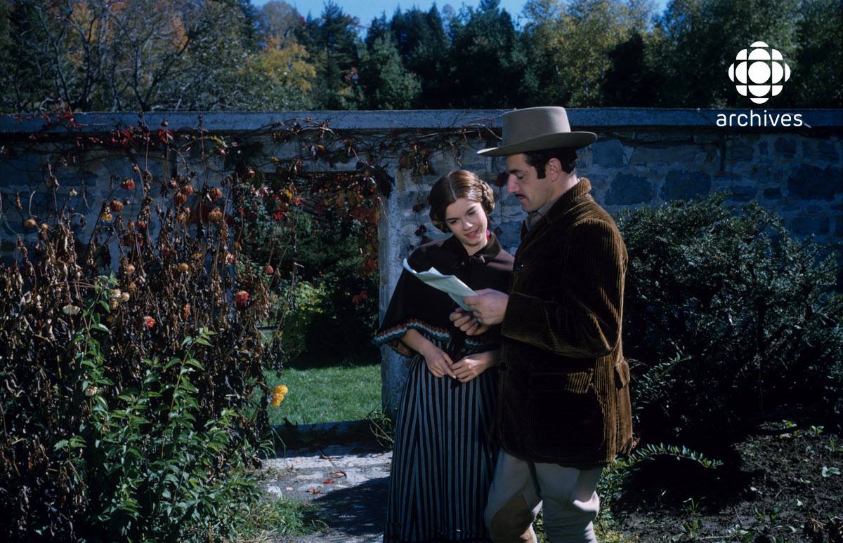 Les - La comédienne Geneviève Bujold (Julie Fourchu) en compagnie du ...