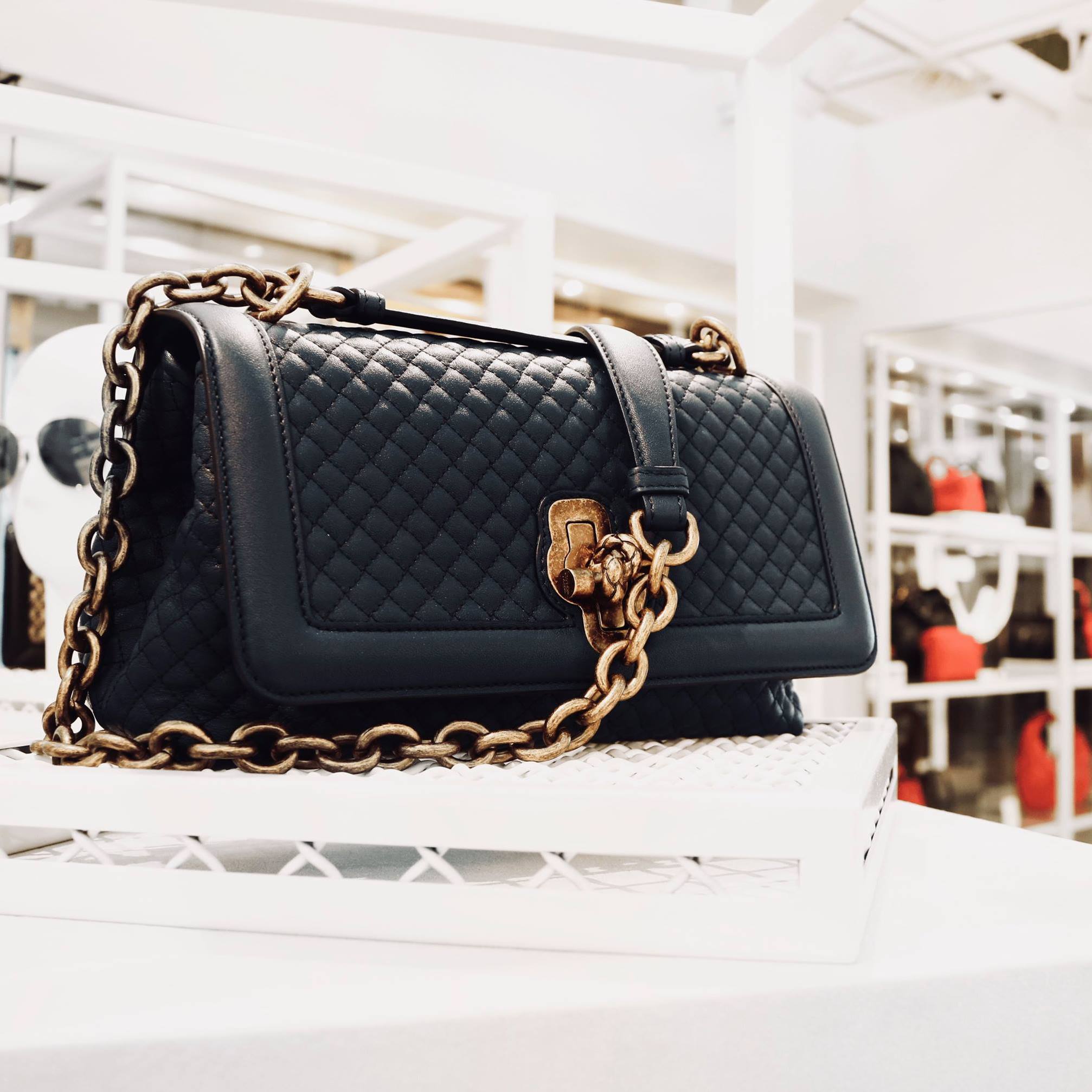 Exquisite intrecciato leather bags and ready-to-wear pieces cut  display picture 1