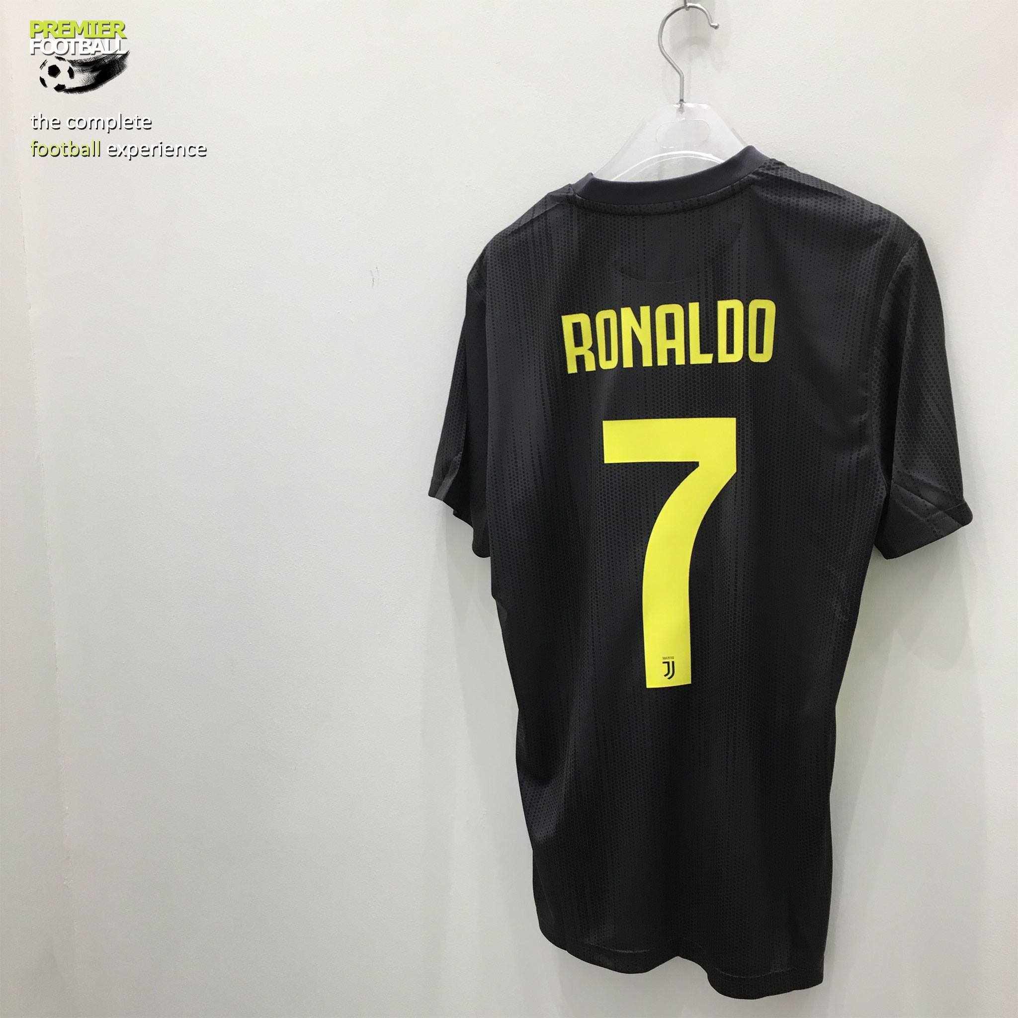 Ronaldo #7 Nameset for Juventus 18/19 Third currently available