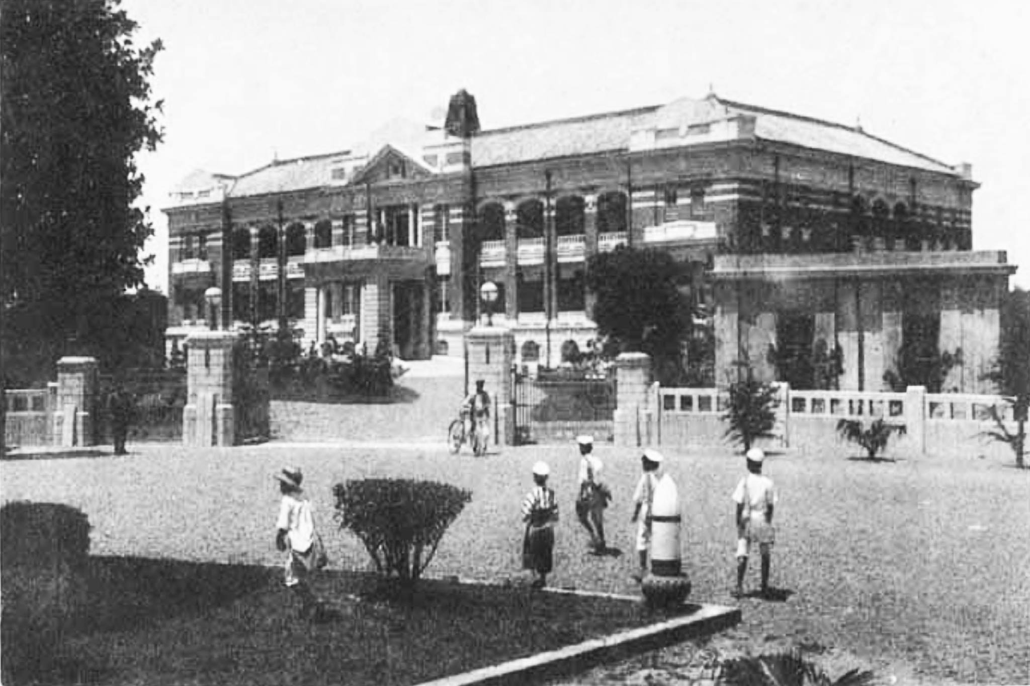 宗魁 - 警備總司令部僅依賴軍事命令設立 解嚴與終止動員戡亂後 成為沒有明確法源的黑機關 1992年時任總司令的陸軍上將周仲南提議將警總改制為 ...