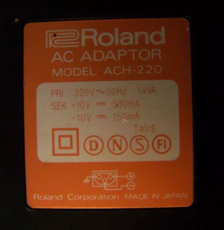 What power supply is suitable for the Roland R8 drum?