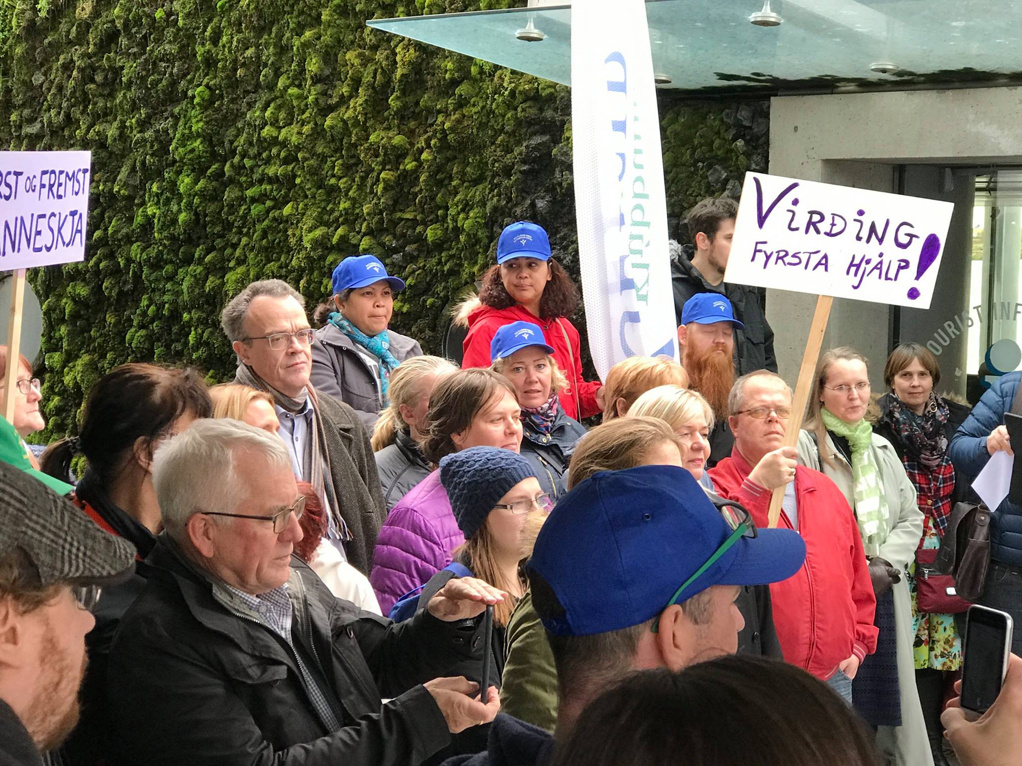 Reykjavíkurborg - Á spjöldum göngufólks voru slagorð eins og 