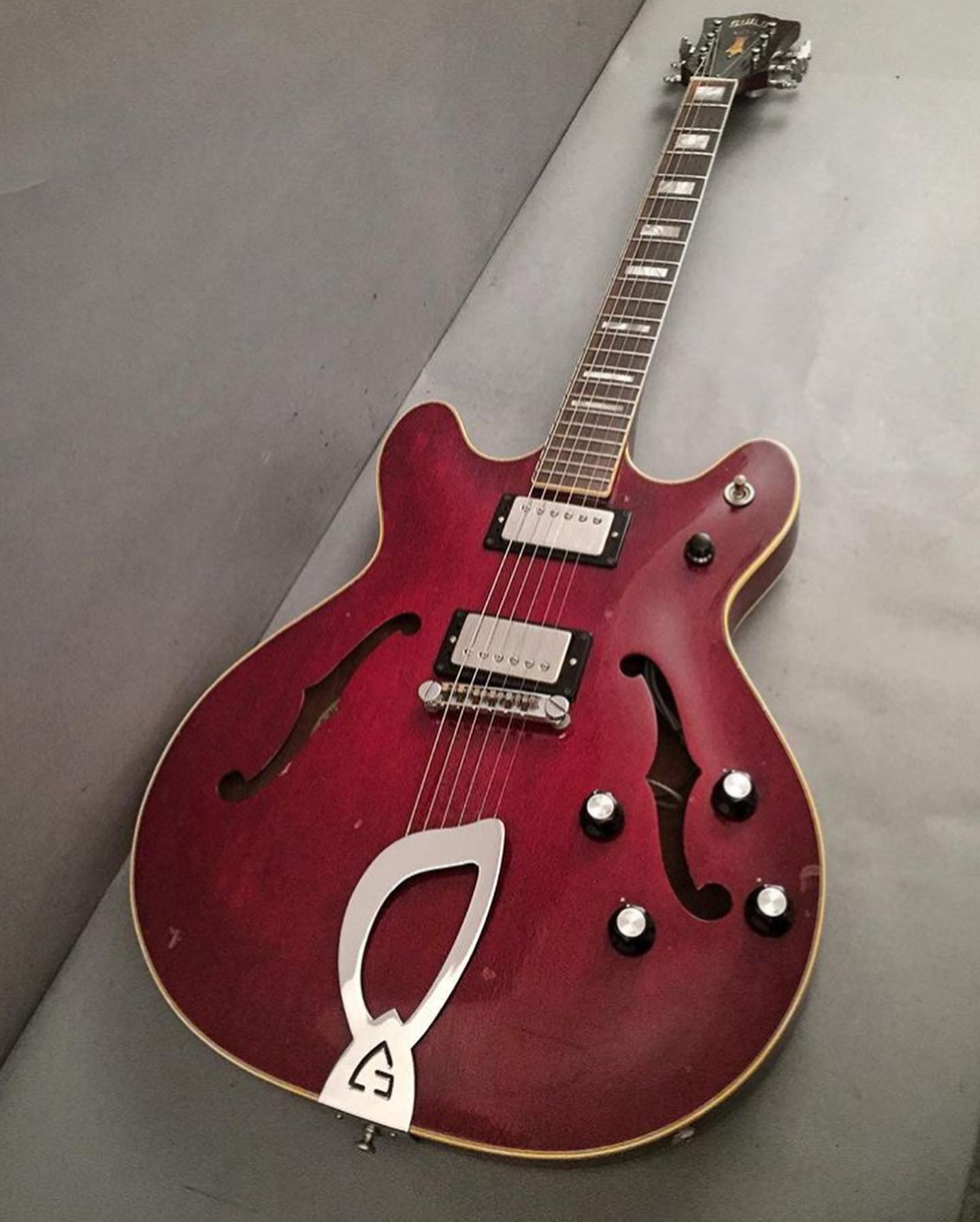 Underrated vintage classic of the week !! 1974 Guild Starfire in