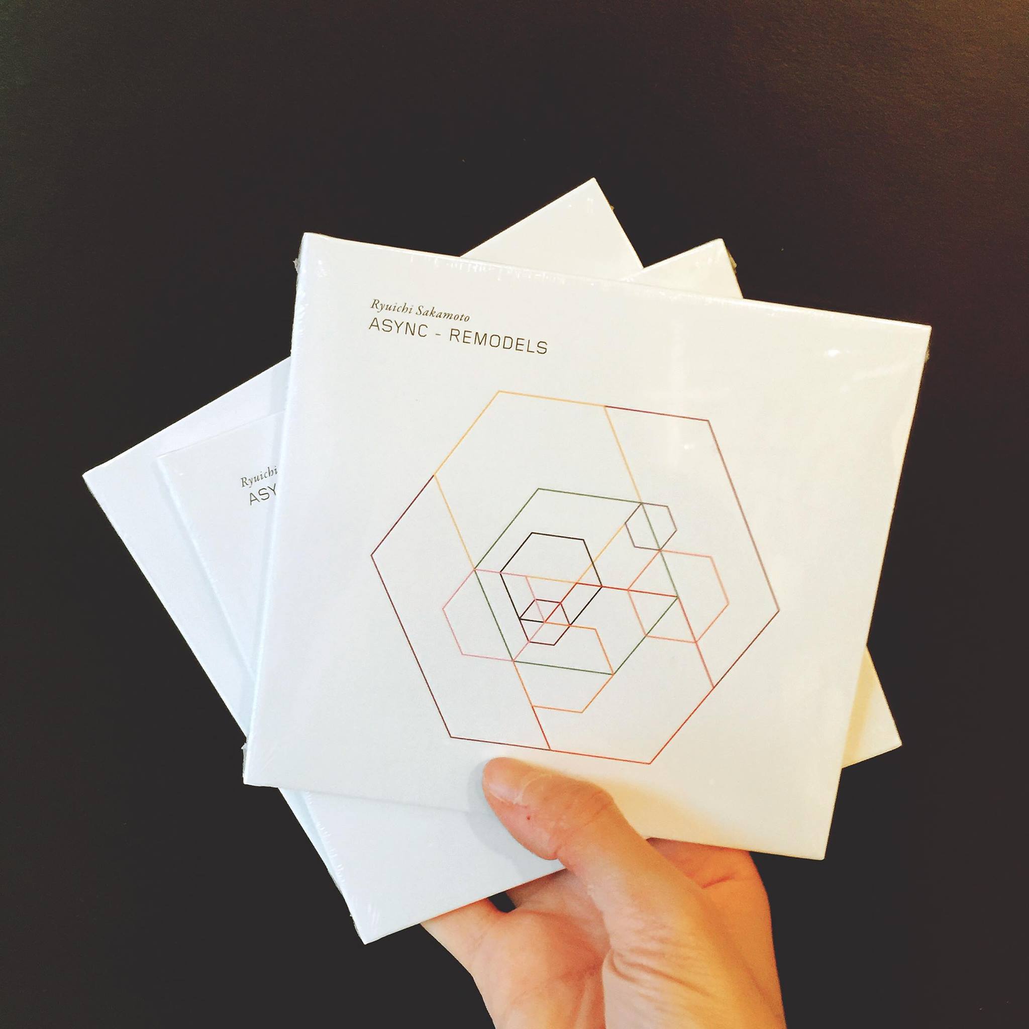 教授來了。 《ASYNC – Remodels》Ryuichi Sakamoto 坂本龍一為專輯