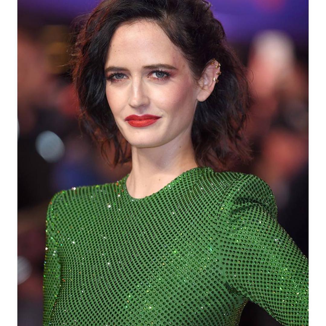 emerald green dress red lipstick Known to take charge of the carpet, Eva strikes again in a sequined green dress. Do you like this look? Comment below! [photos: vogue.co.uk] #CCH #CarmenChirinosBoutique #FashionNews #trends #fashion # what color lipstick with emerald green dress