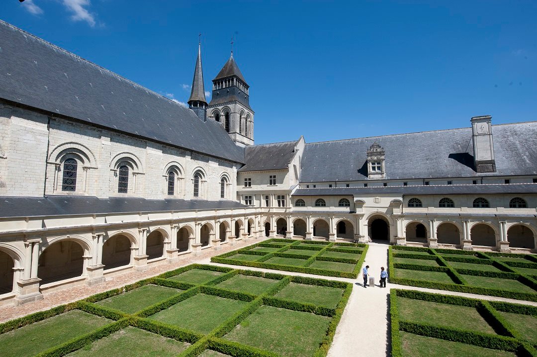 Le cloître de l'Abbaye... - Destination Saumur Val de Loire | Facebook