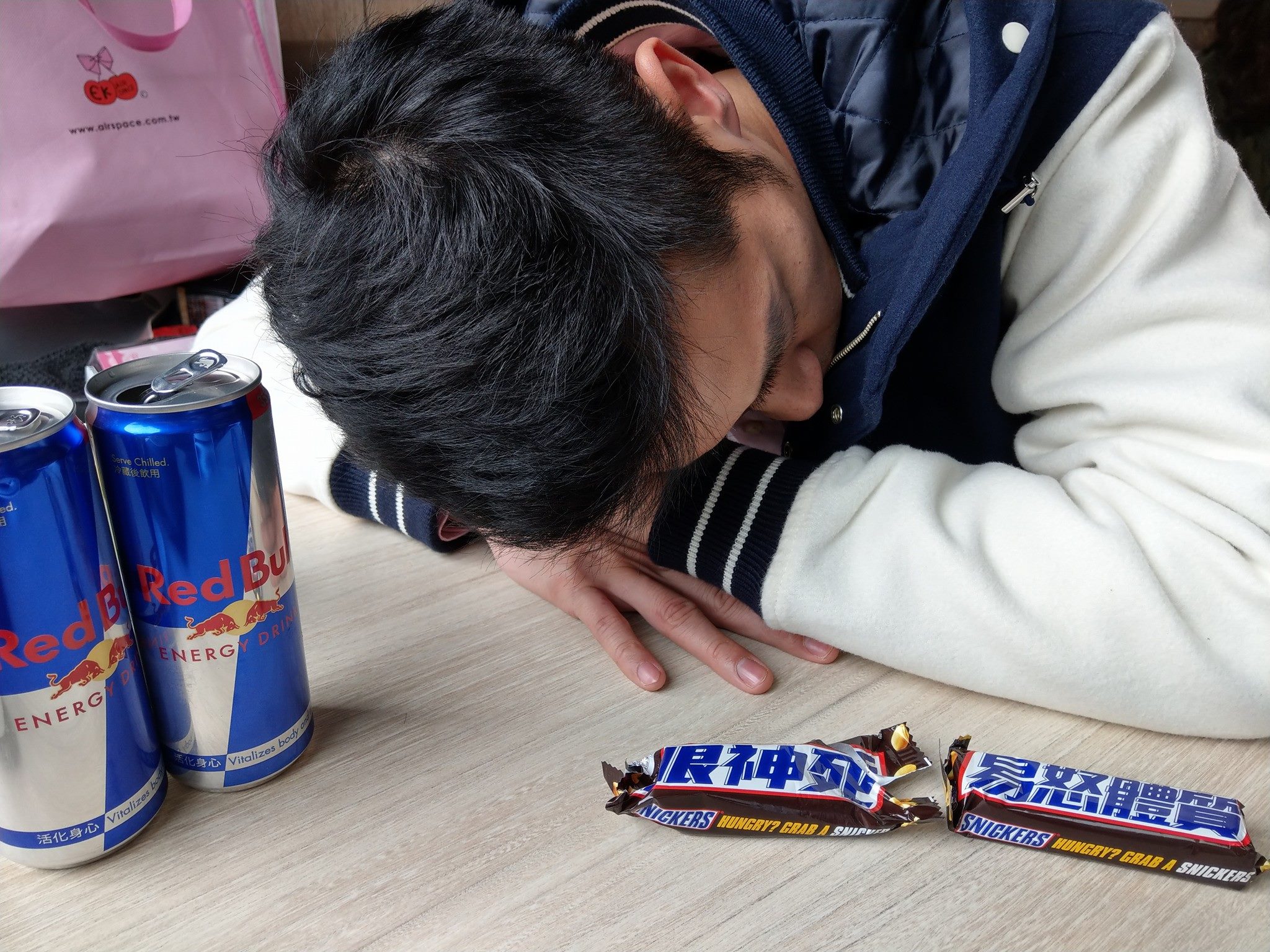 我現在的狀態是這樣😴😴 #Sinckers + Red Bull... - 榮忠豪 Stephen Rong | Facebook