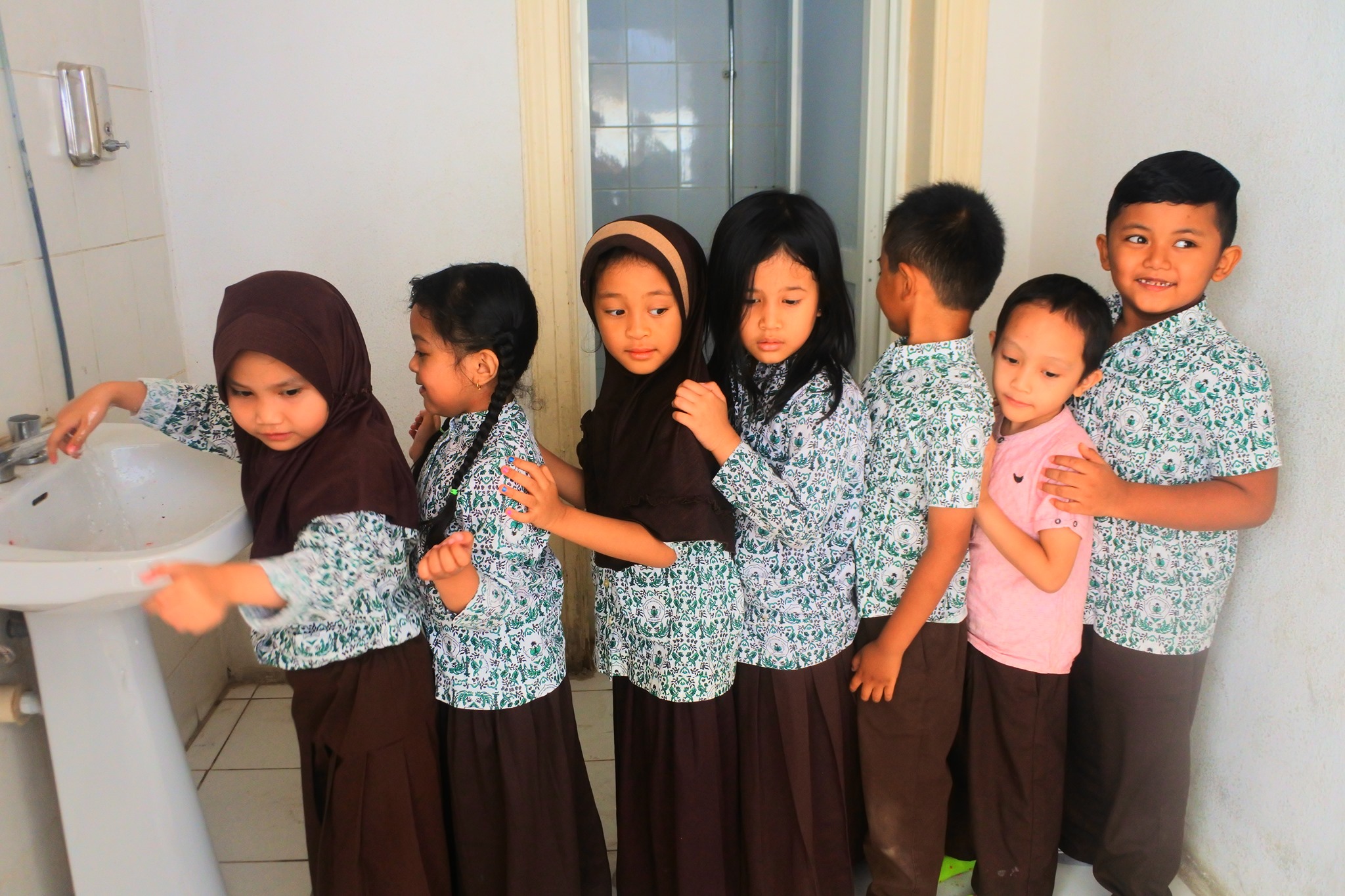 Membiasakan budaya antri sejak... - Sekolah Indonesia Riyadh