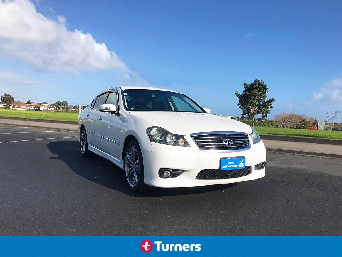 This 2008 Nissan Fuga 250GT is loaded with extras. These include a 