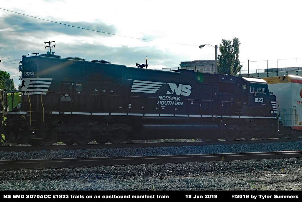 nsページ Norfolk Southern SD70ACC 1823 with misaligned lettering