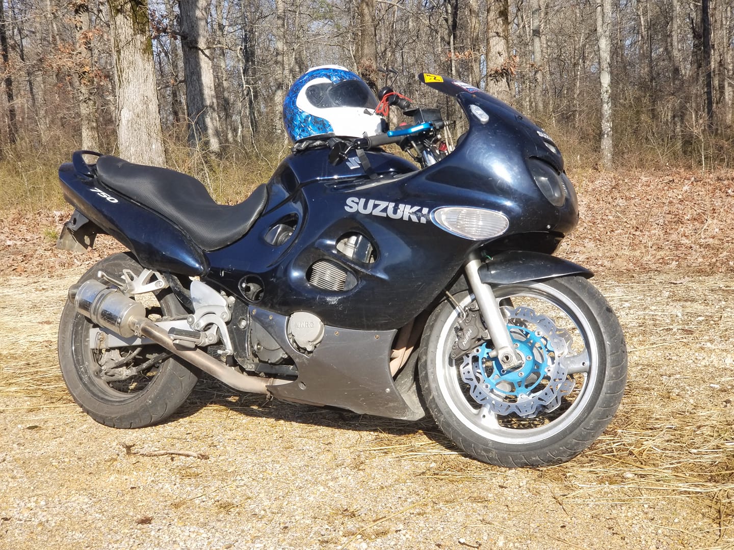 Suzuki 1200 valve cover gaskets and mirror bracket needed