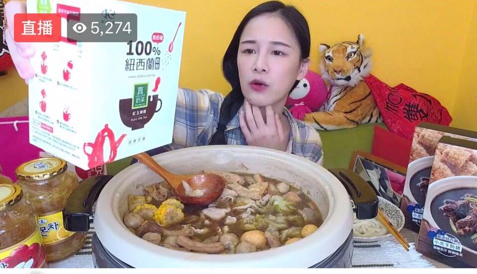 歐可茶葉 OK TEA - #誰知道她是誰？ #她說紅玉拿鐵超好喝耶！ ． ． ． ． ． 然後這邊居然偷跑，... | Facebook