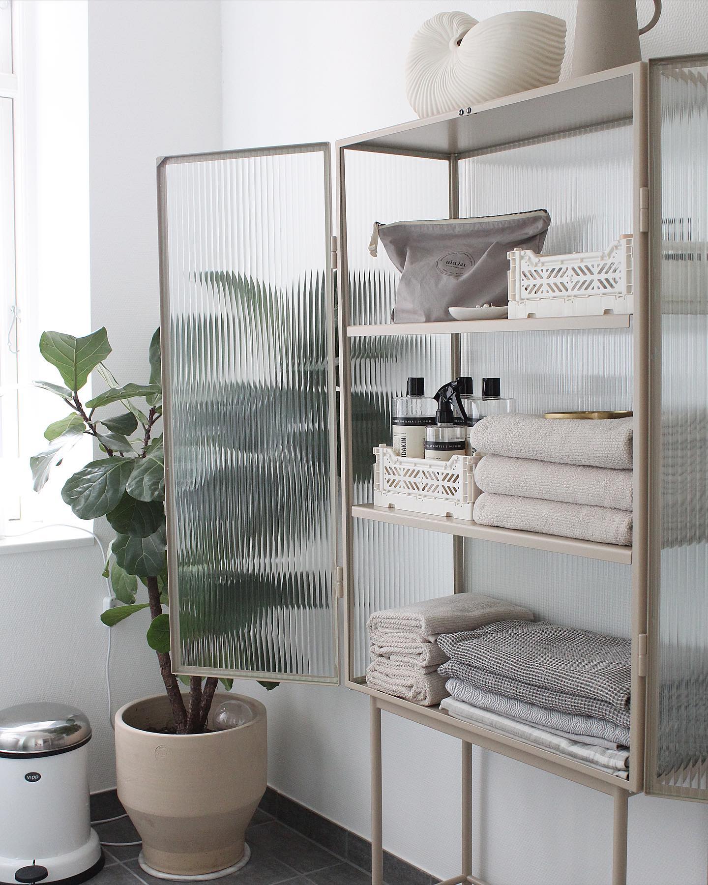 We wish our bathroom cupboard could be as organised as this one. The Haze Vitrine in Cashmere at home with @carlasofiemolge