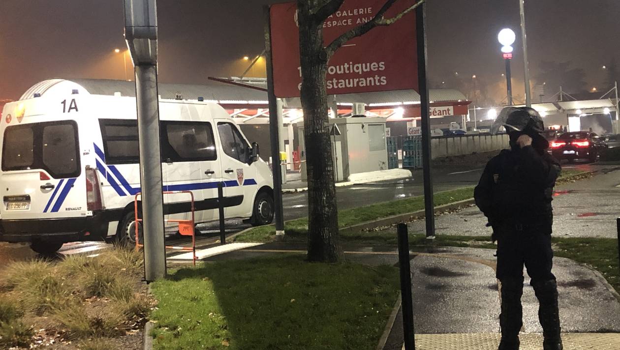 Ouest France à Angers Le Forcené En Gilet Jaune Sest